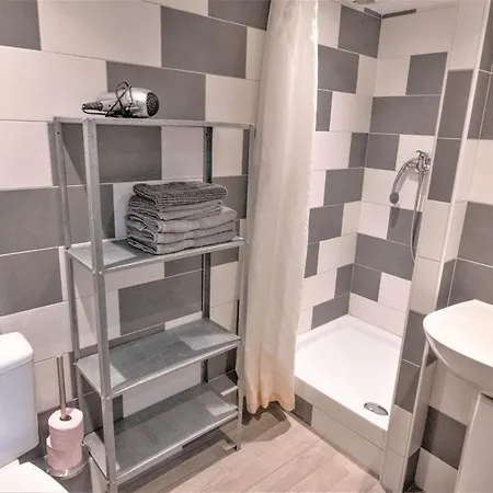 This Studio Offer A Good Deal Between Location + Cost + Quality ! Paris
